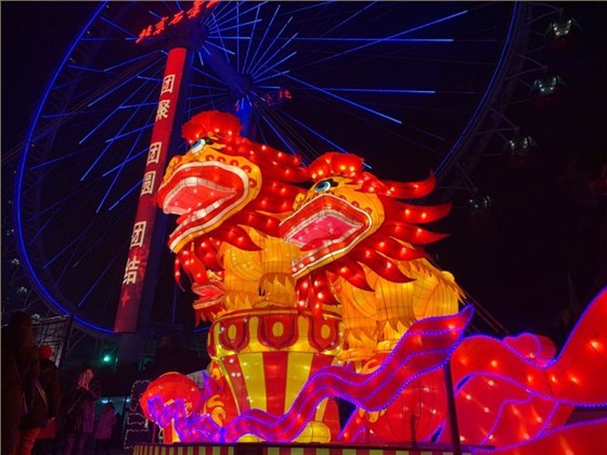 玉壺光轉，一夜魚龍舞