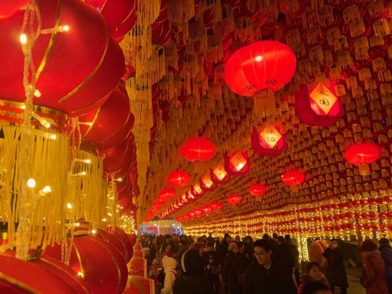 望千門如晝，嬉笑游冶