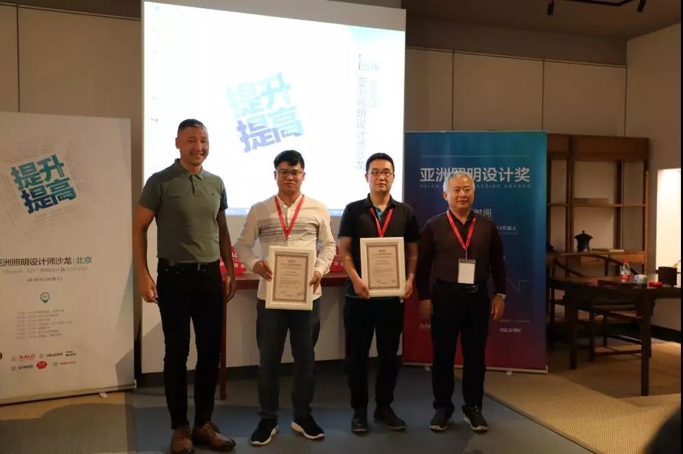 常志剛先生和徐華先生分別為秦敏和劉曉新頒獎